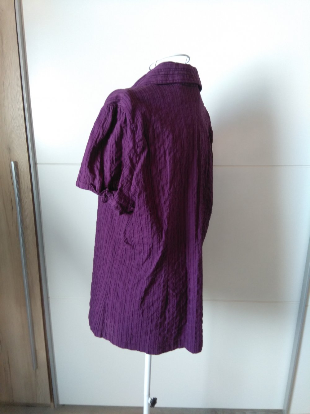 Lila Bluse mit Längsstreifen