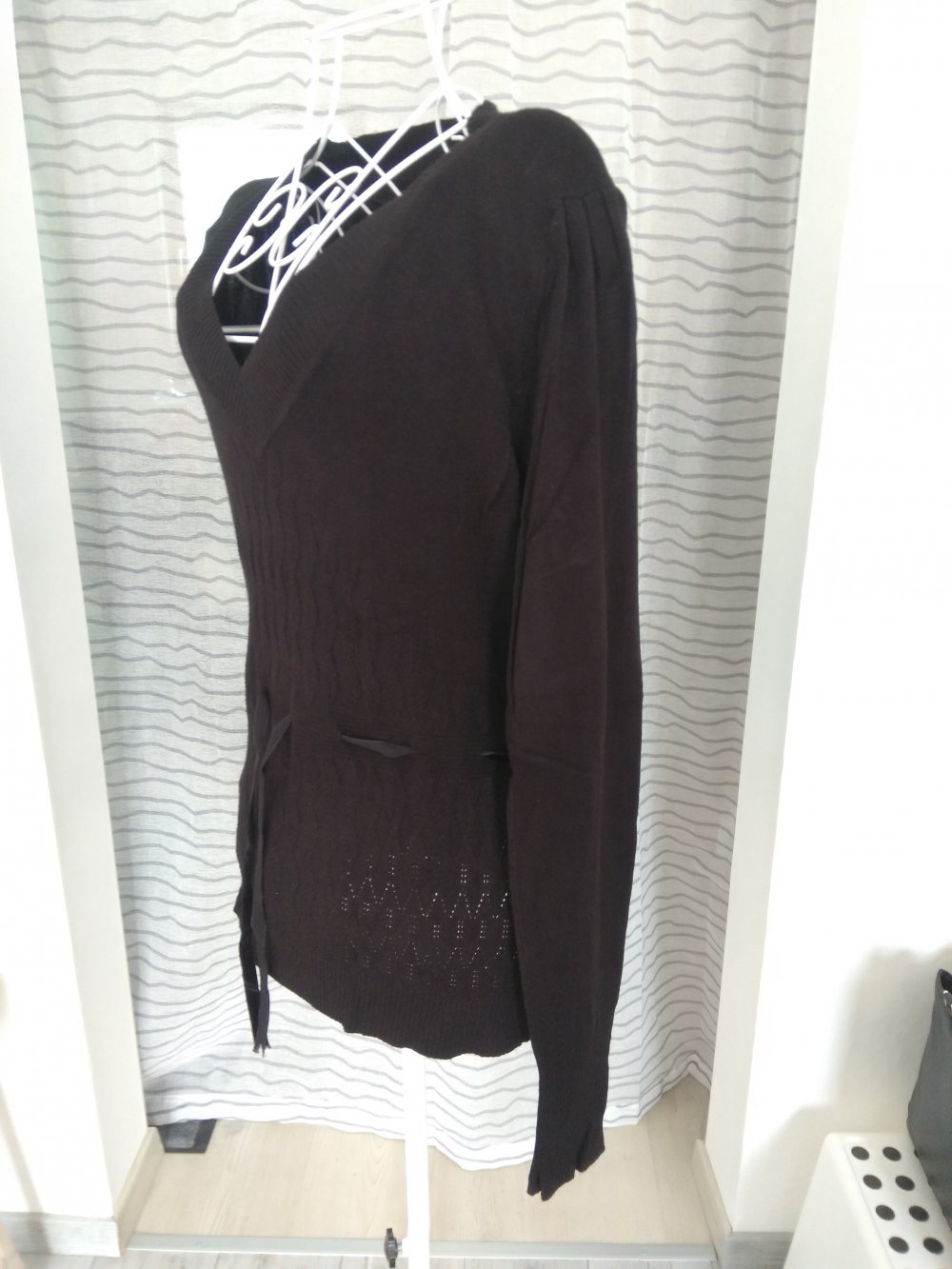 Dünner schwarzer Pullover mit V-Ausschnitt