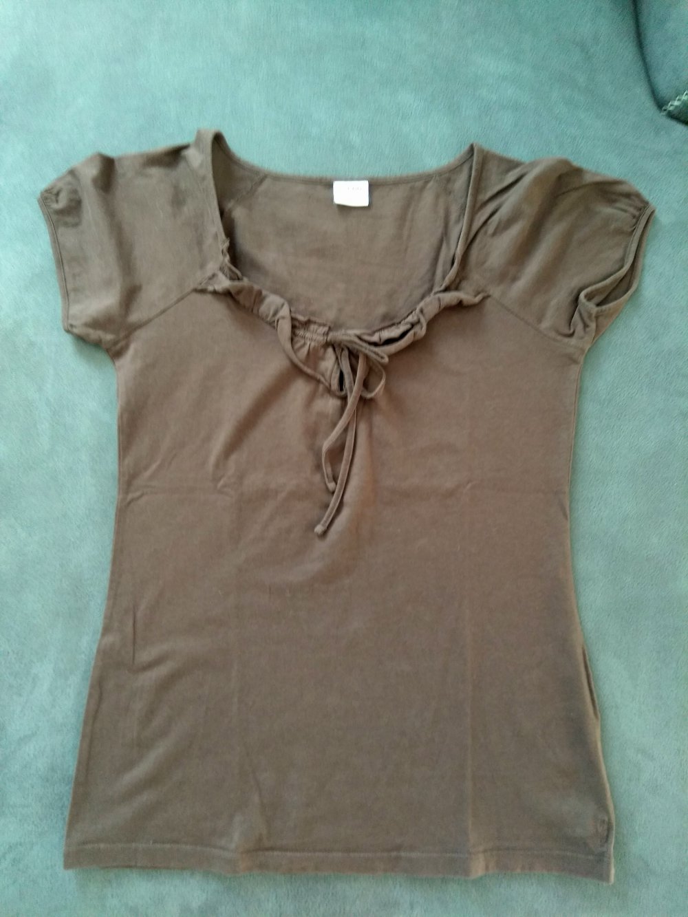 Braunes T-Shirt oben mit Rüschen