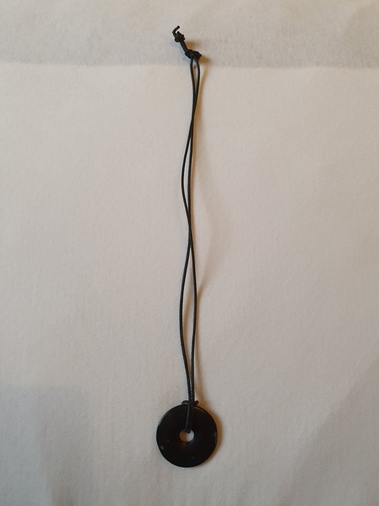 Schwarze Kette mit runden Stein