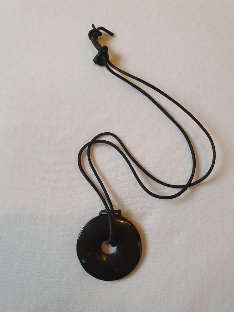 Schwarze Kette mit runden Stein