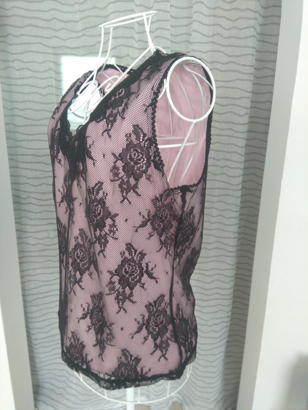 Rosa Top mit schwarzer Spitze