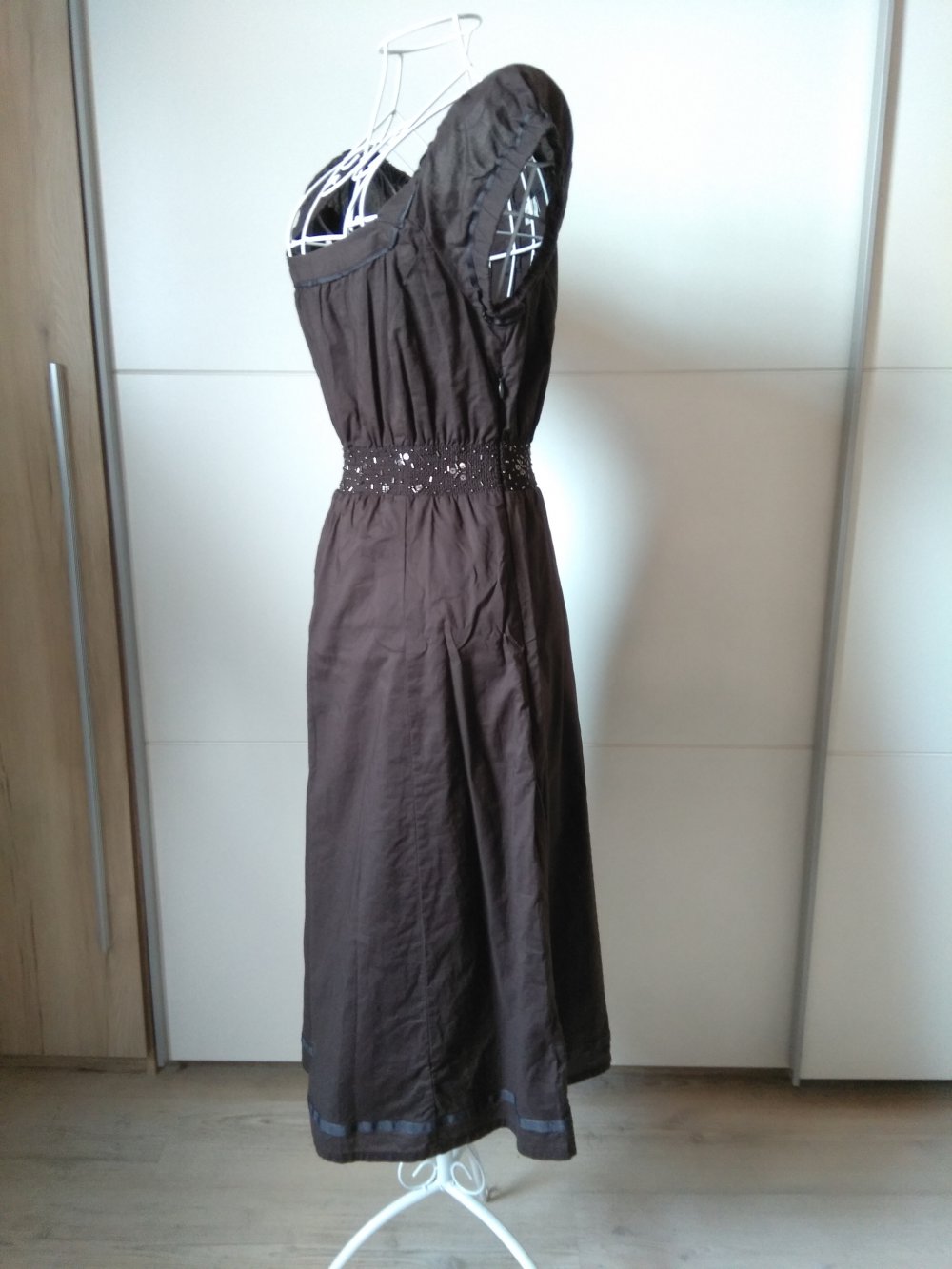Braunes Kleid mit Paillettengummizug