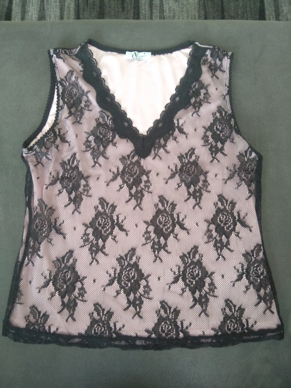 Rosa Top mit schwarzer Spitze