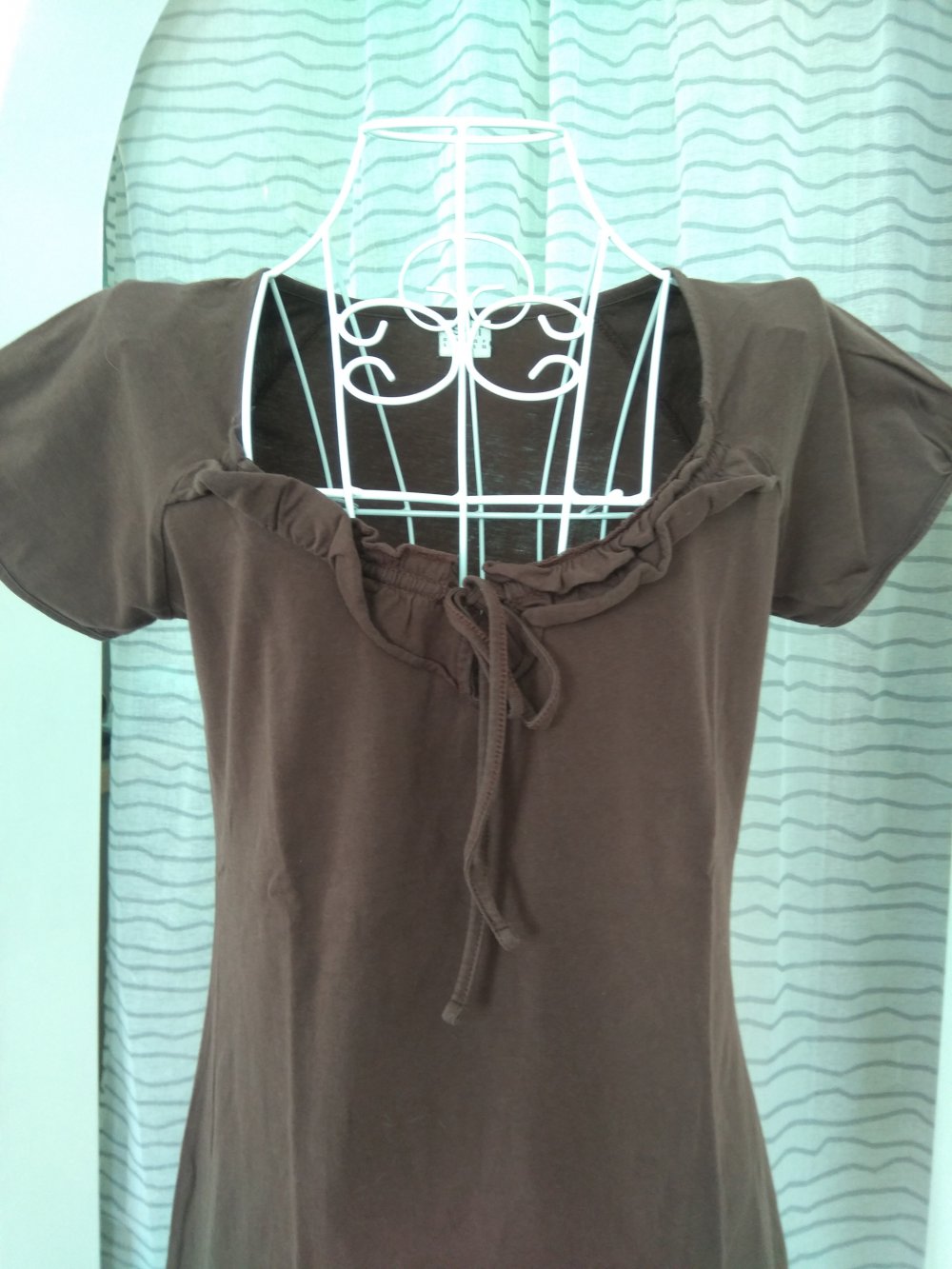 Braunes T-Shirt oben mit Rüschen