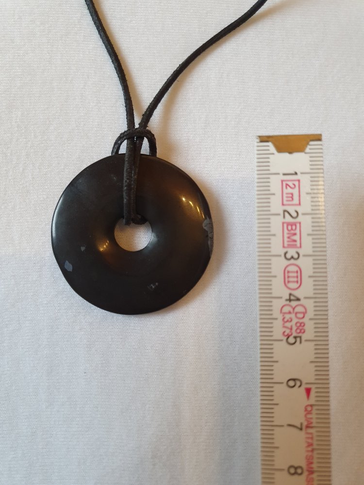 Schwarze Kette mit runden Stein