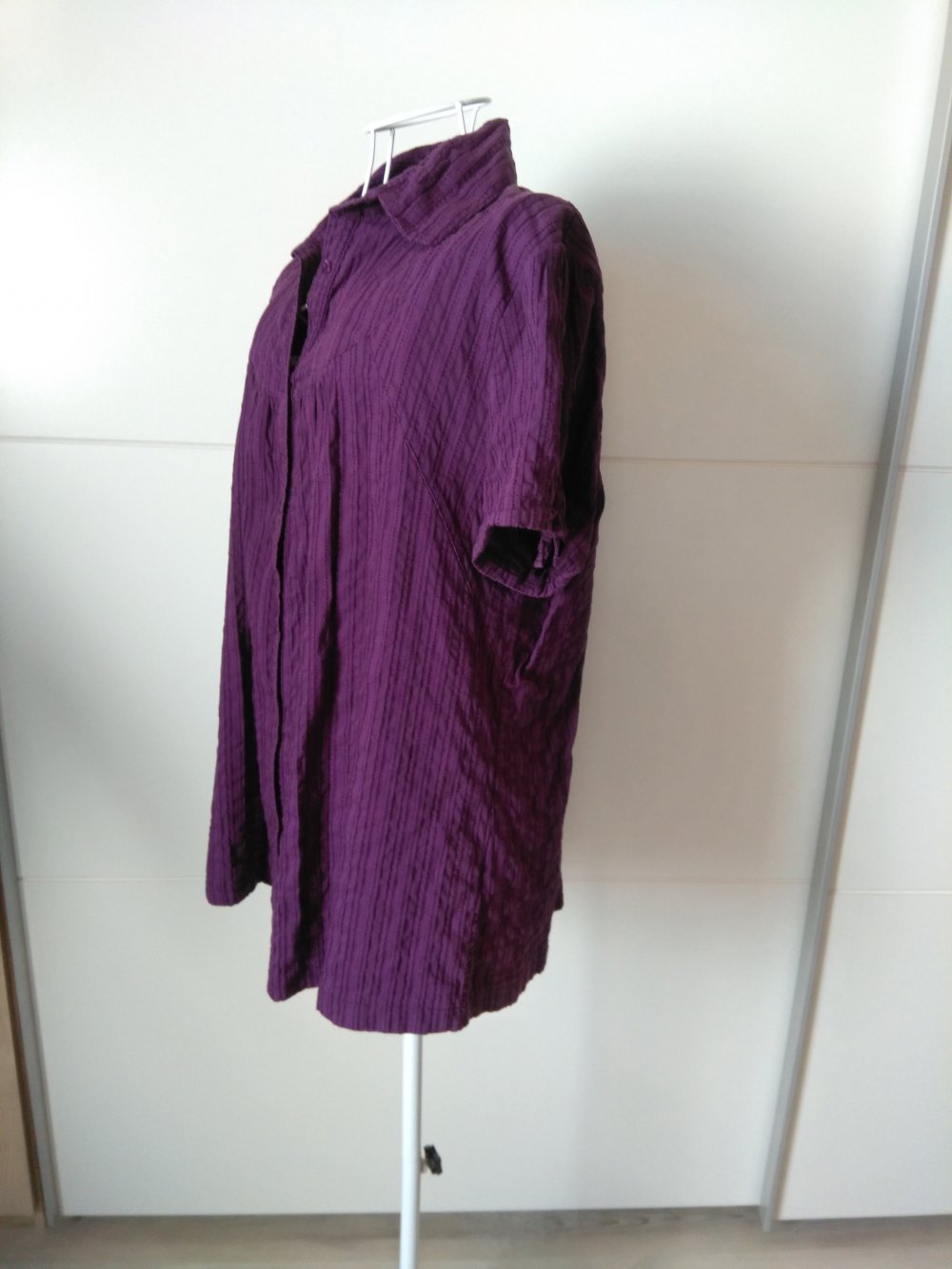 Lila Bluse mit Längsstreifen