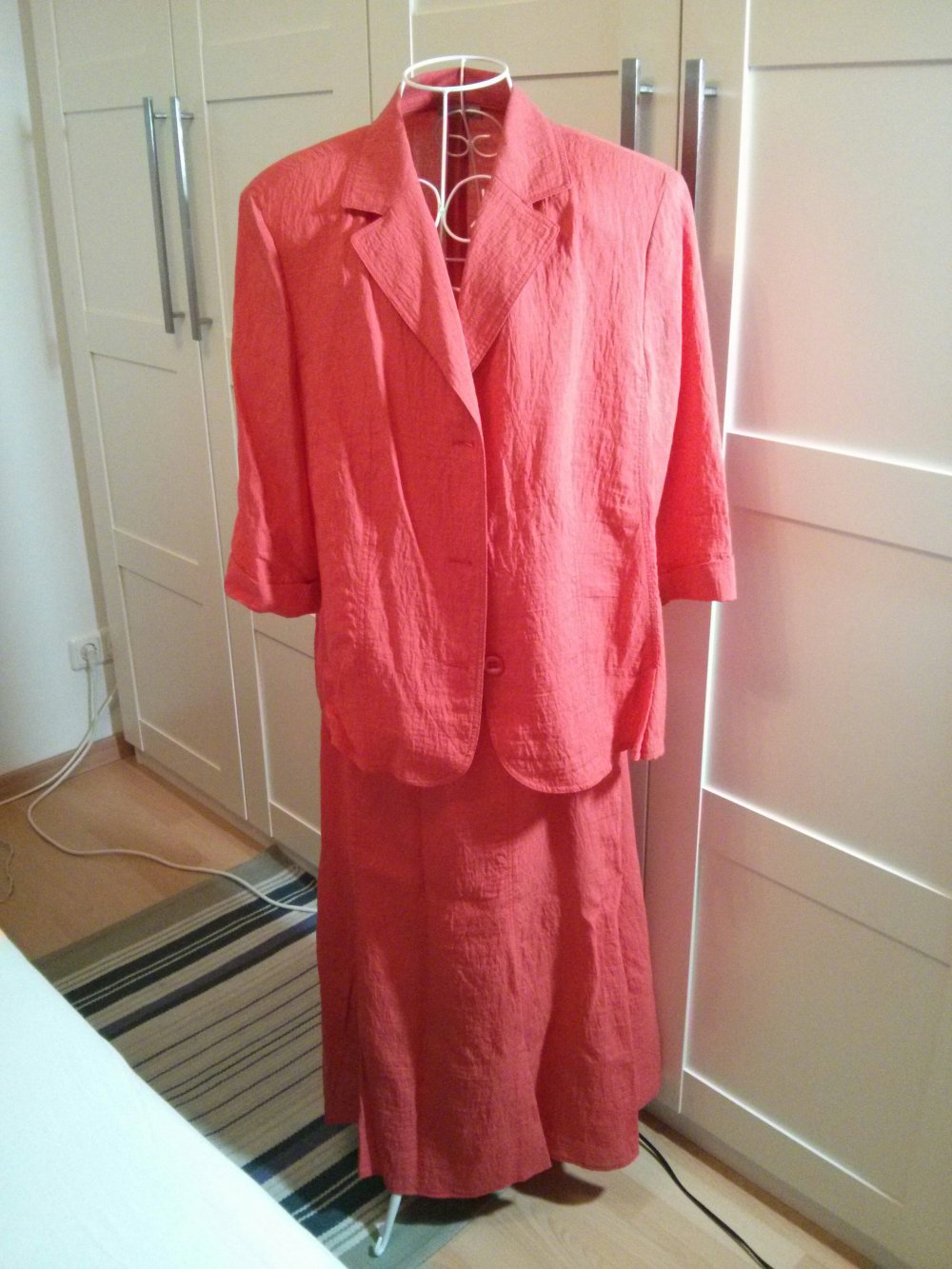 Hellrotes Kostüm Jacke und Rock