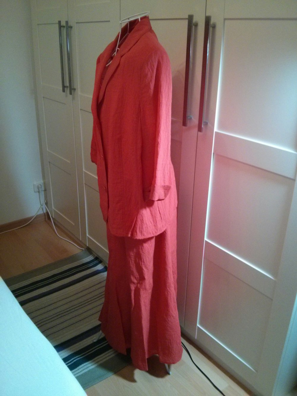 Hellrotes Kostüm Jacke und Rock