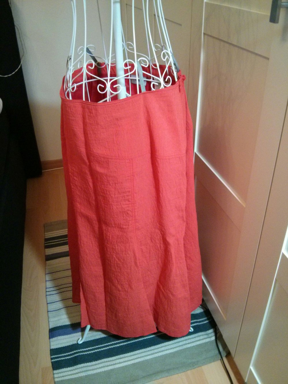 Hellrotes Kostüm Jacke und Rock