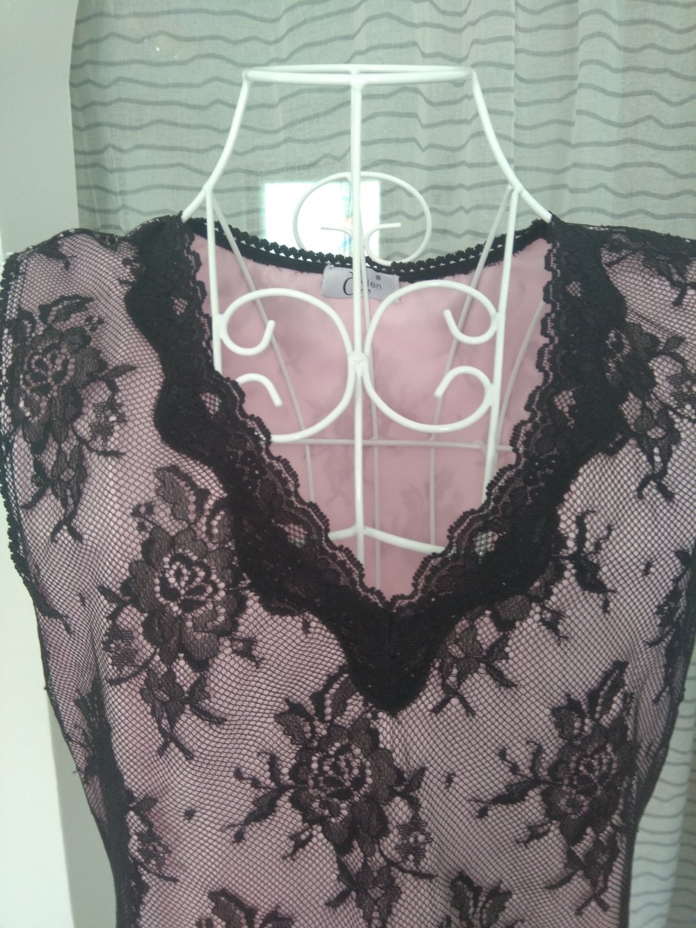 Rosa Top mit schwarzer Spitze