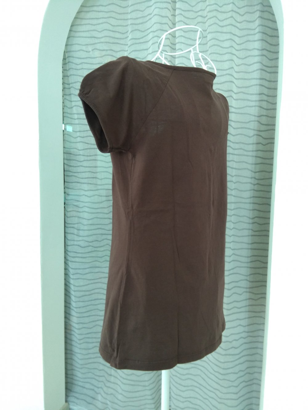 Braunes T-Shirt oben mit Rüschen