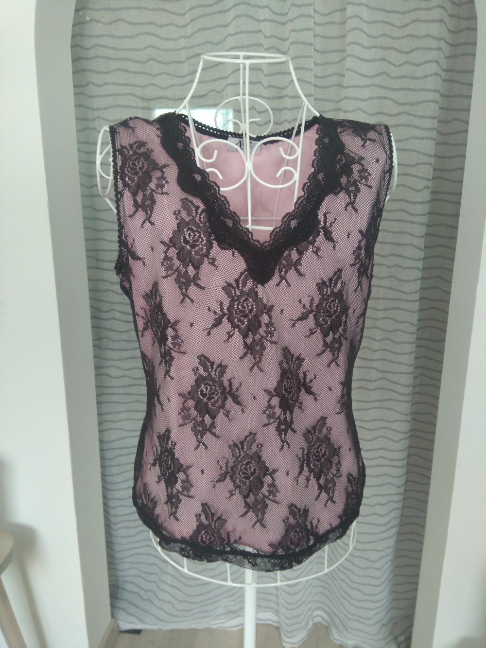 Rosa Top mit schwarzer Spitze