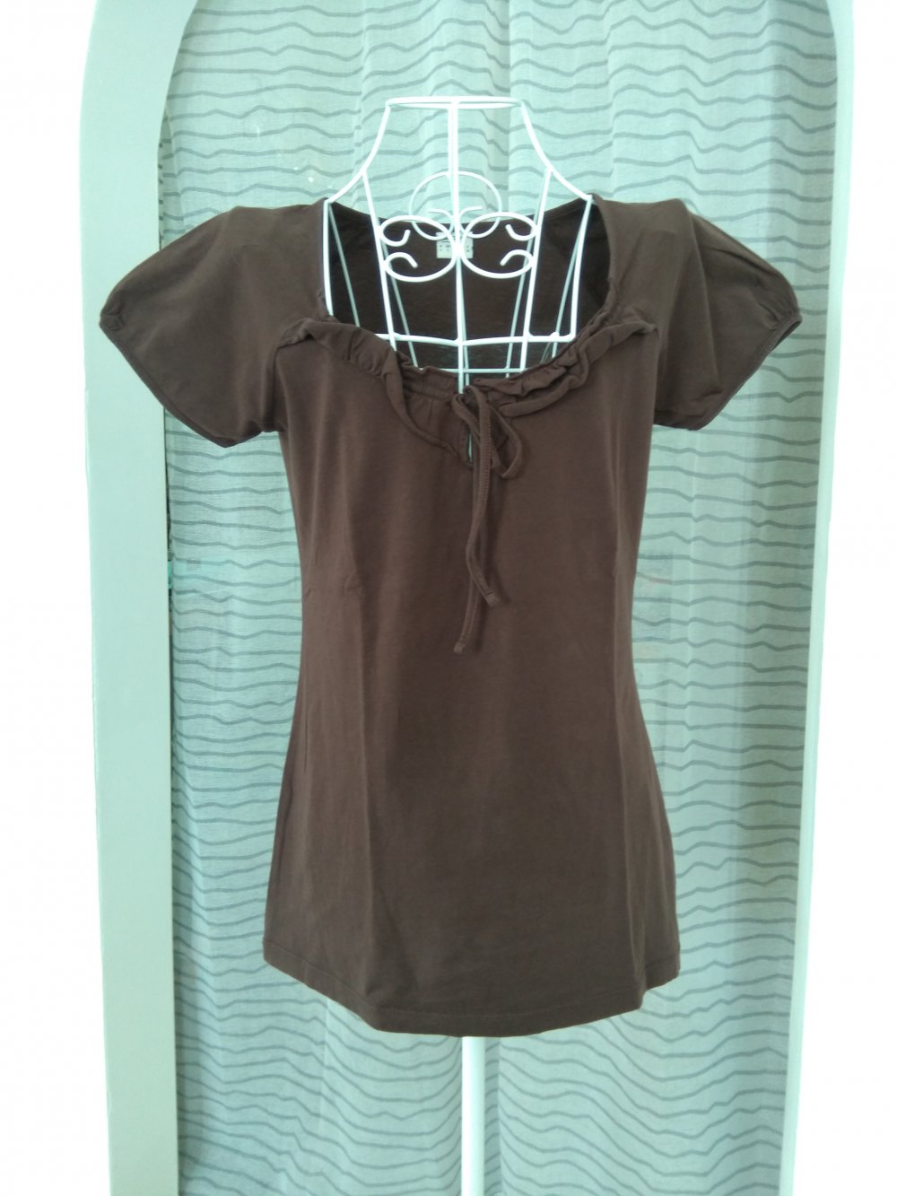 Braunes T-Shirt oben mit Rüschen