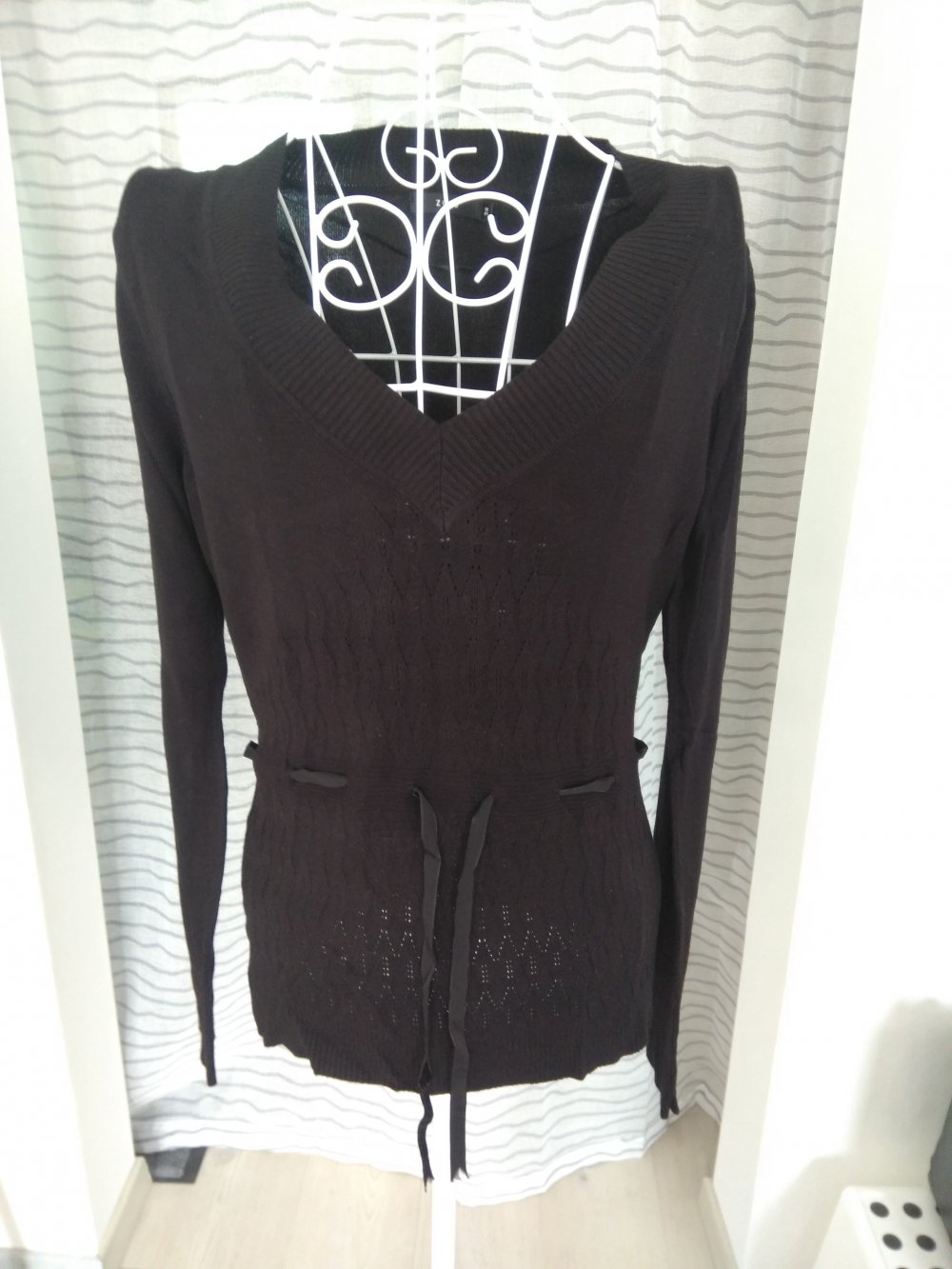 Dünner schwarzer Pullover mit V-Ausschnitt