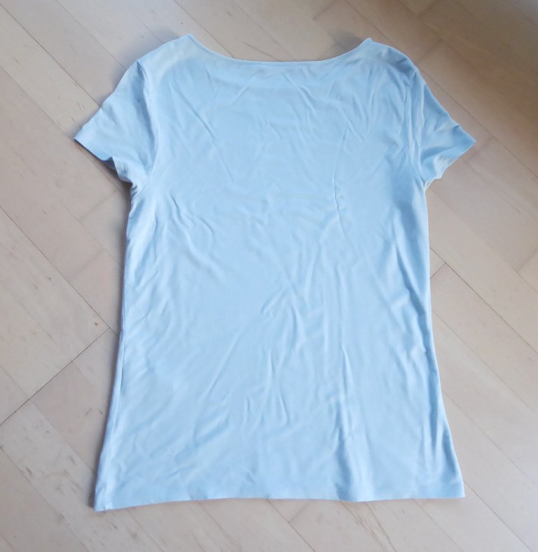 Hellblaues T-Shirt mit Glitzersteinen