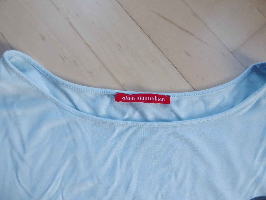 Hellblaues T-Shirt mit Glitzersteinen