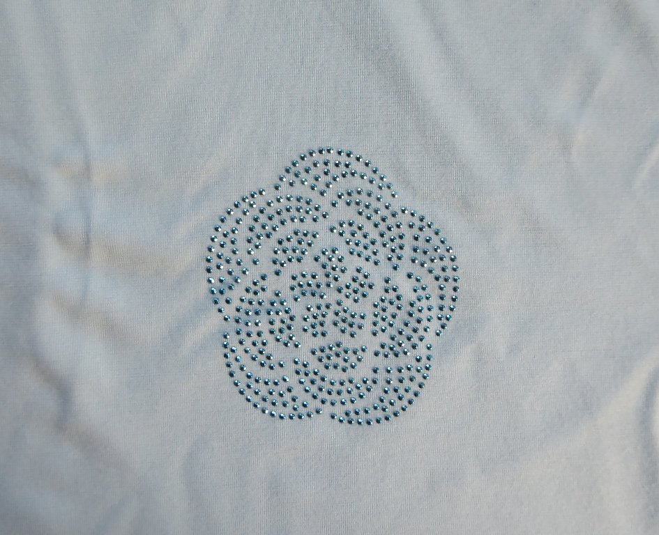 Hellblaues T-Shirt mit Glitzersteinen