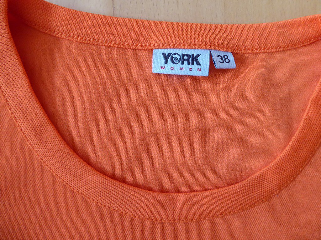 Orange-weißes Laufshirt