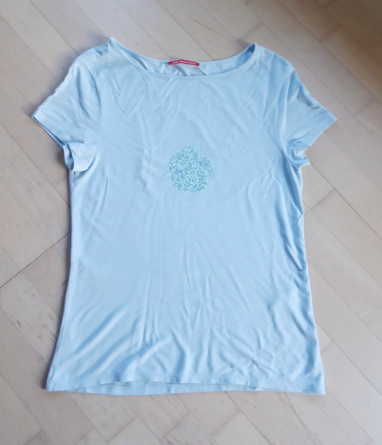 Hellblaues T-Shirt mit Glitzersteinen
