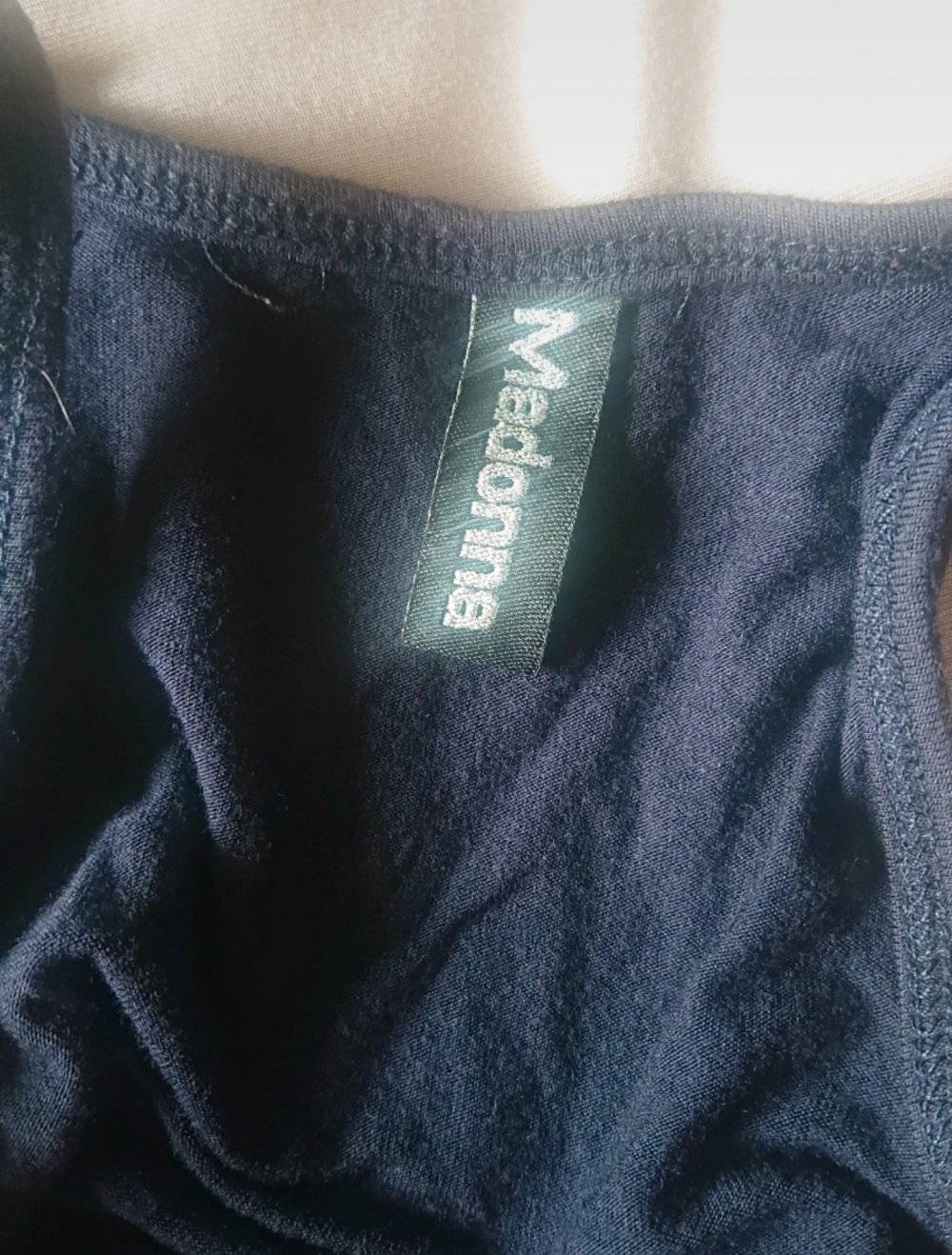 Dunkles Kleid mit Blumenmuster