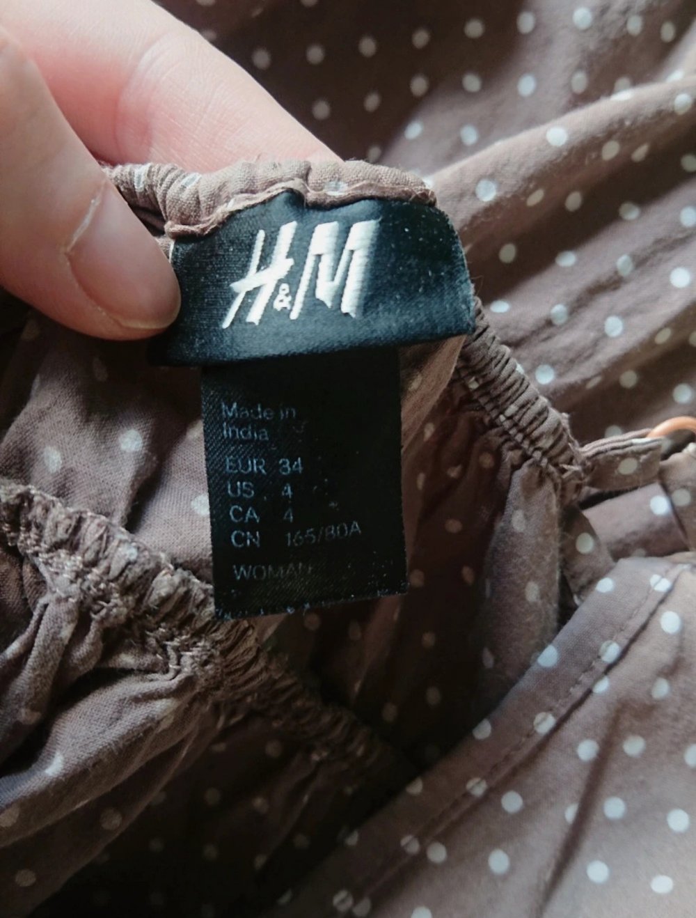 Braunes Kleid mit weißen Punkten