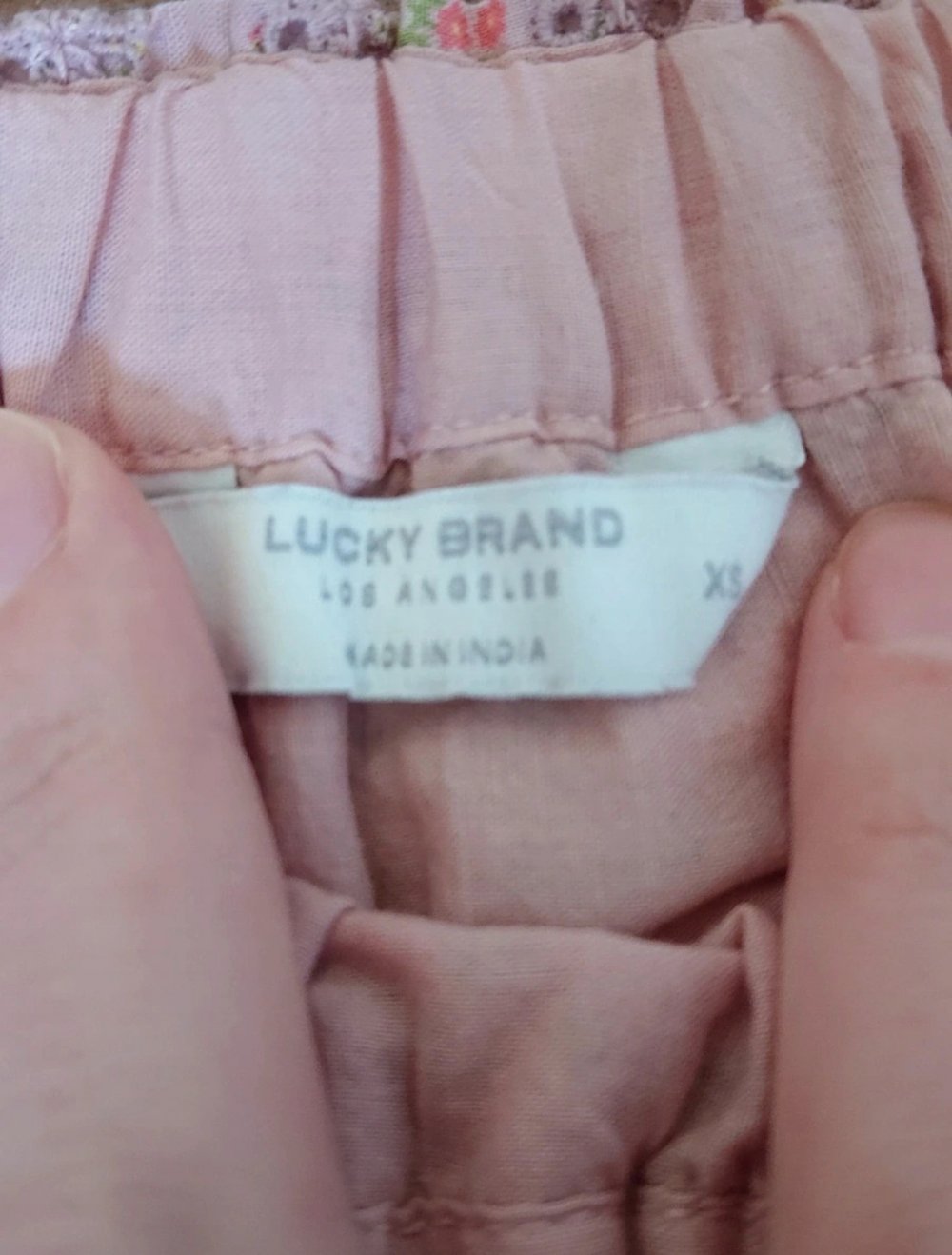 Rosa Rock mit Blumenmuster