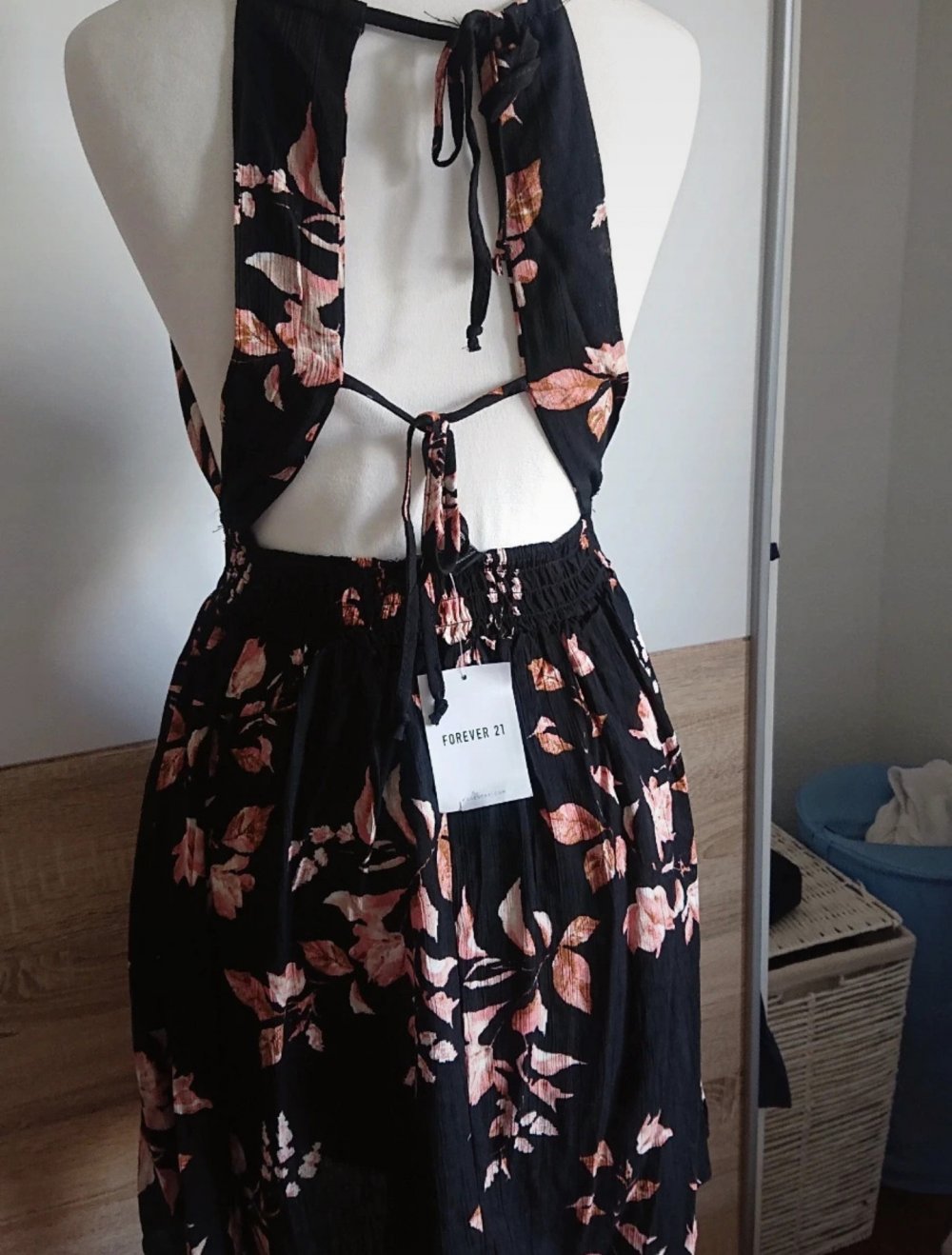 Schwarzes Kleid mit Blumenmuster und Rückenausschnitt