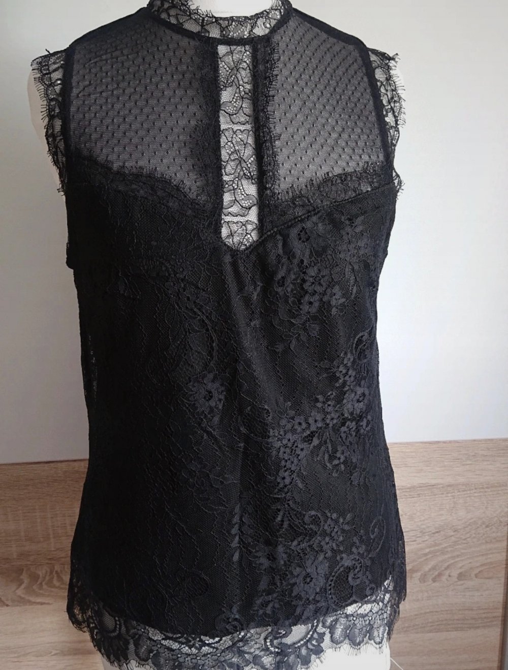 Schwarzes Spitzenoberteil