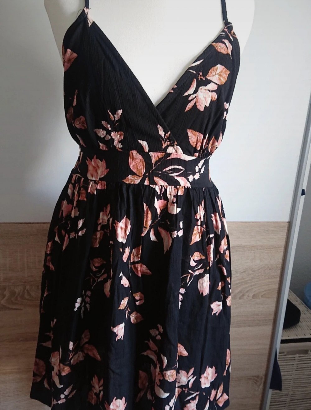 Schwarzes Kleid mit Blumenmuster und Rückenausschnitt