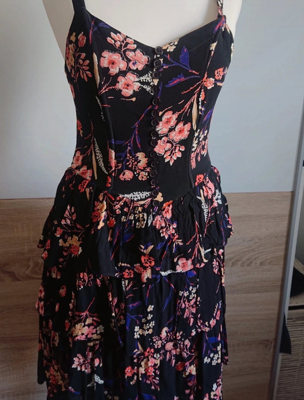 Schwarzes Kleid mit Blumenmuster und Corsage