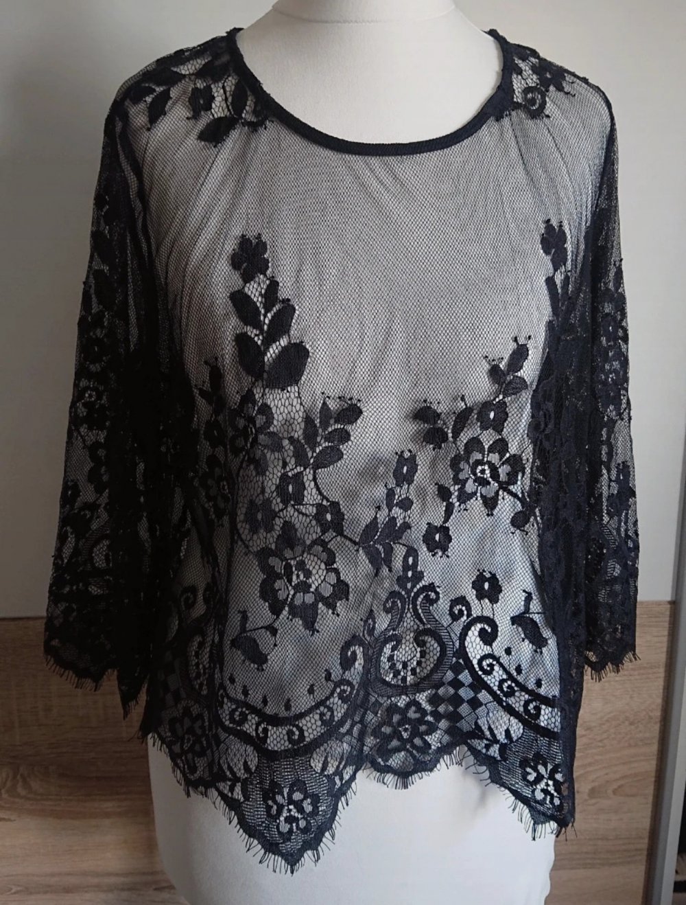 Schwarzes durchsichtiges Spitzenoberteil