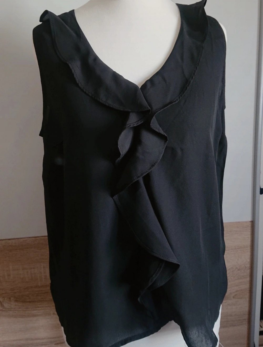 Schwarze ärmellose Bluse