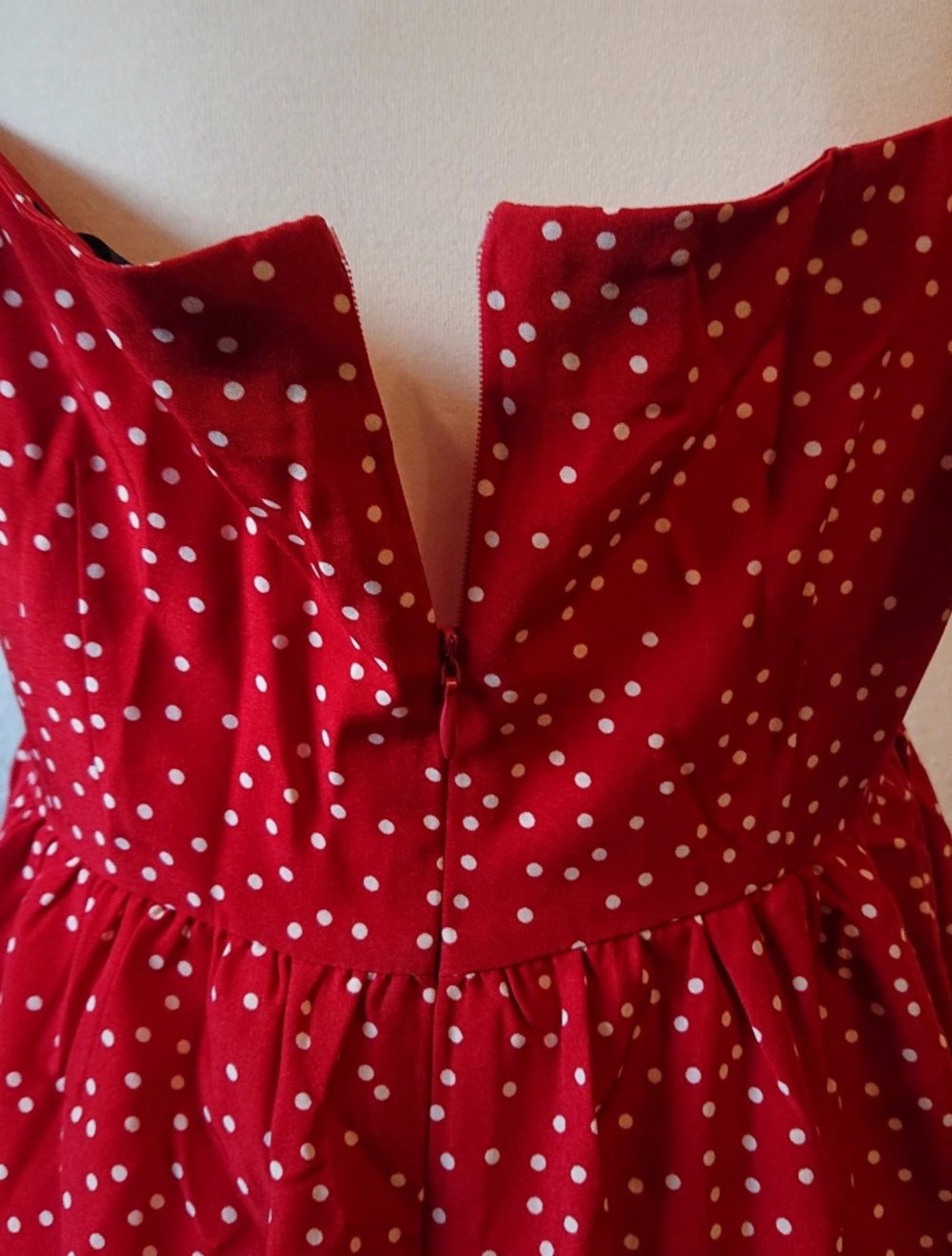 Rotes Kleid mit weißen Punkten Umstandskleid