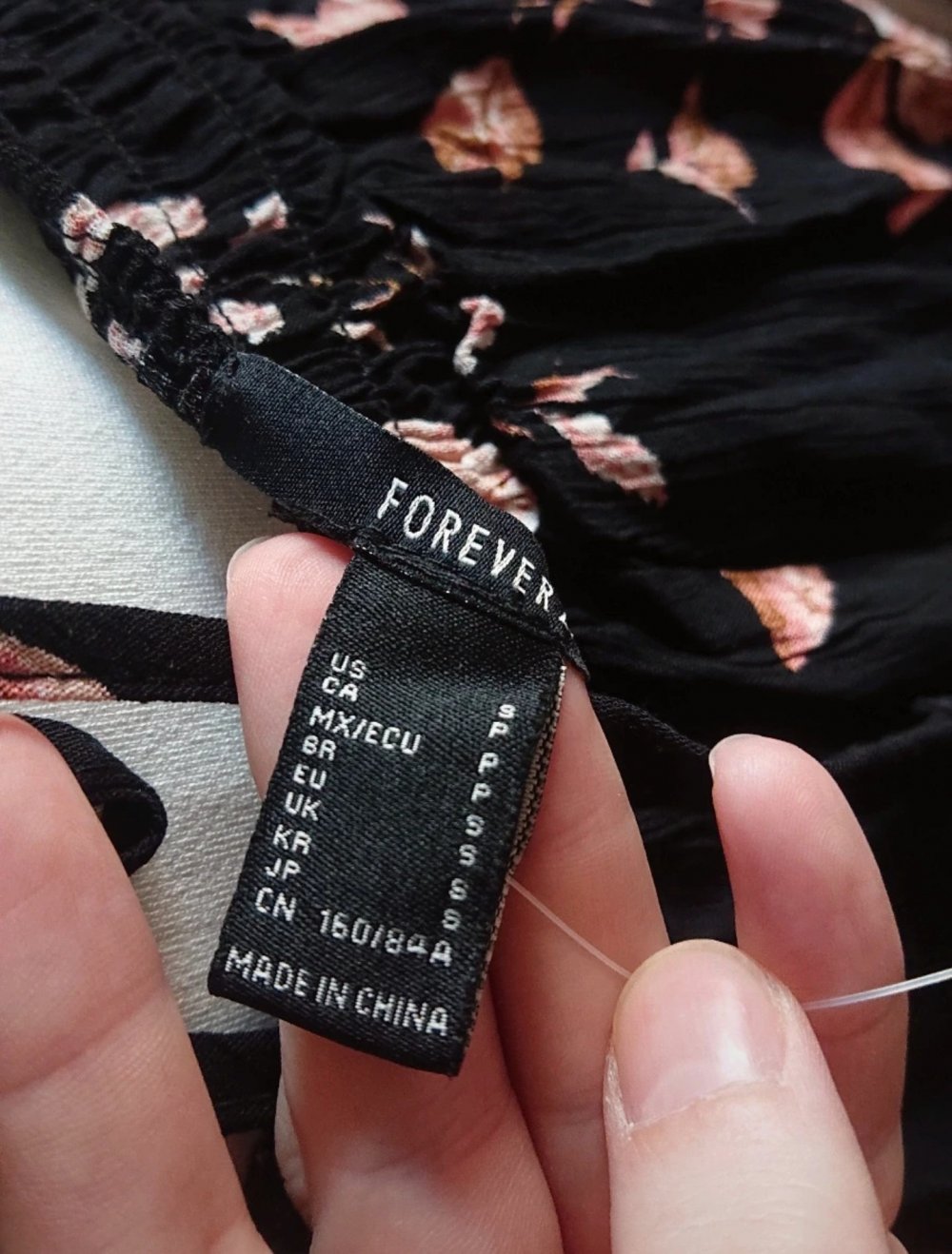 Schwarzes Kleid mit Blumenmuster und Rückenausschnitt