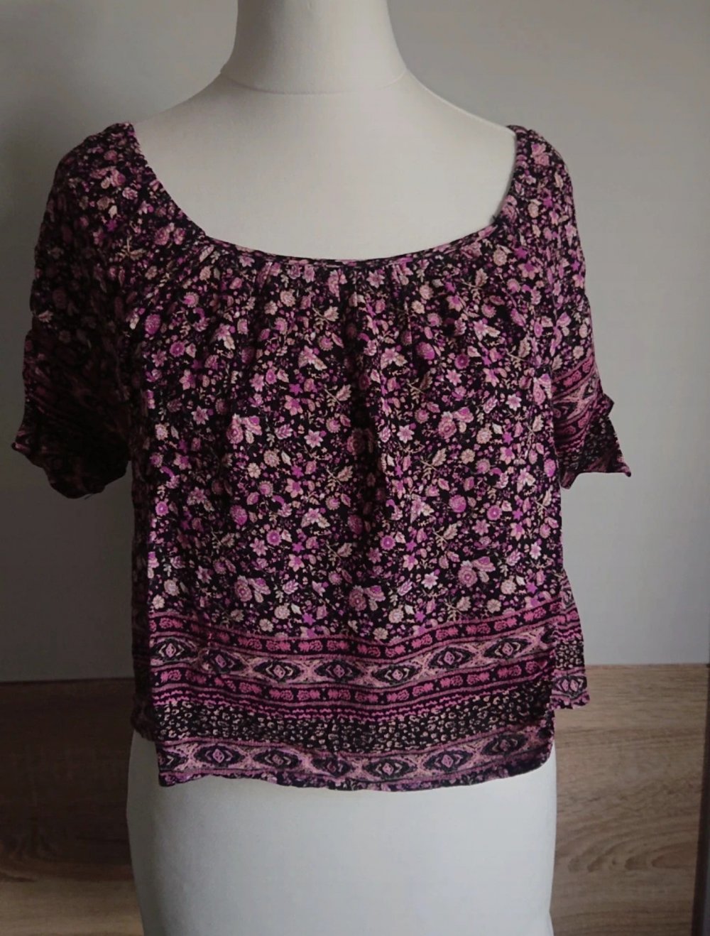 Crop Top T-Shirt schwarz mit Blumen