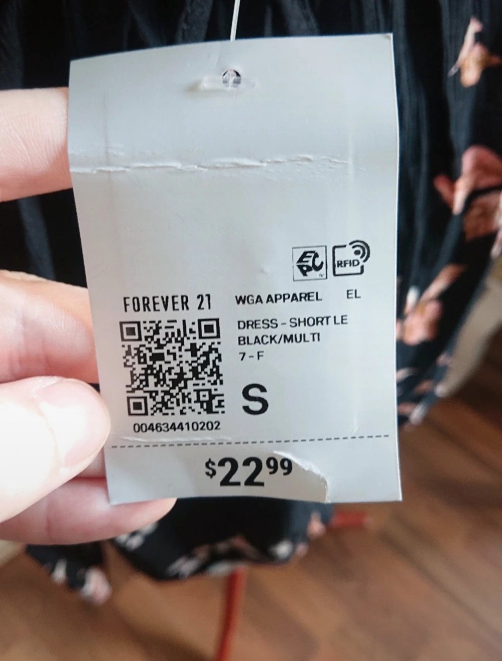 Schwarzes Kleid mit Blumenmuster und Rückenausschnitt