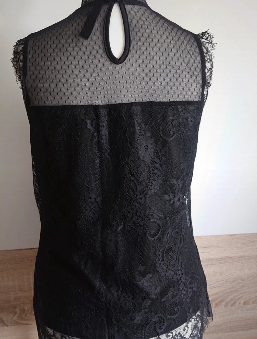 Schwarzes Spitzenoberteil