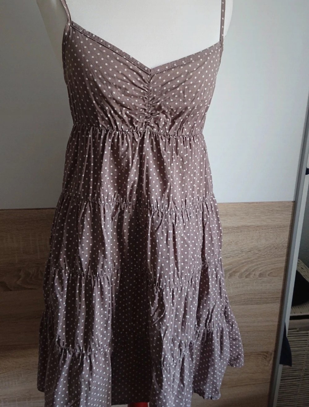 Braunes Kleid mit weißen Punkten