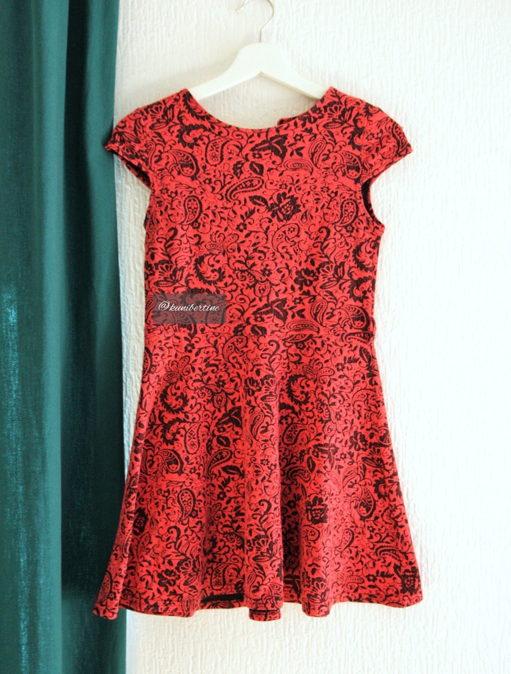 Ausgestelltes Minikleid mit Paisleymuster