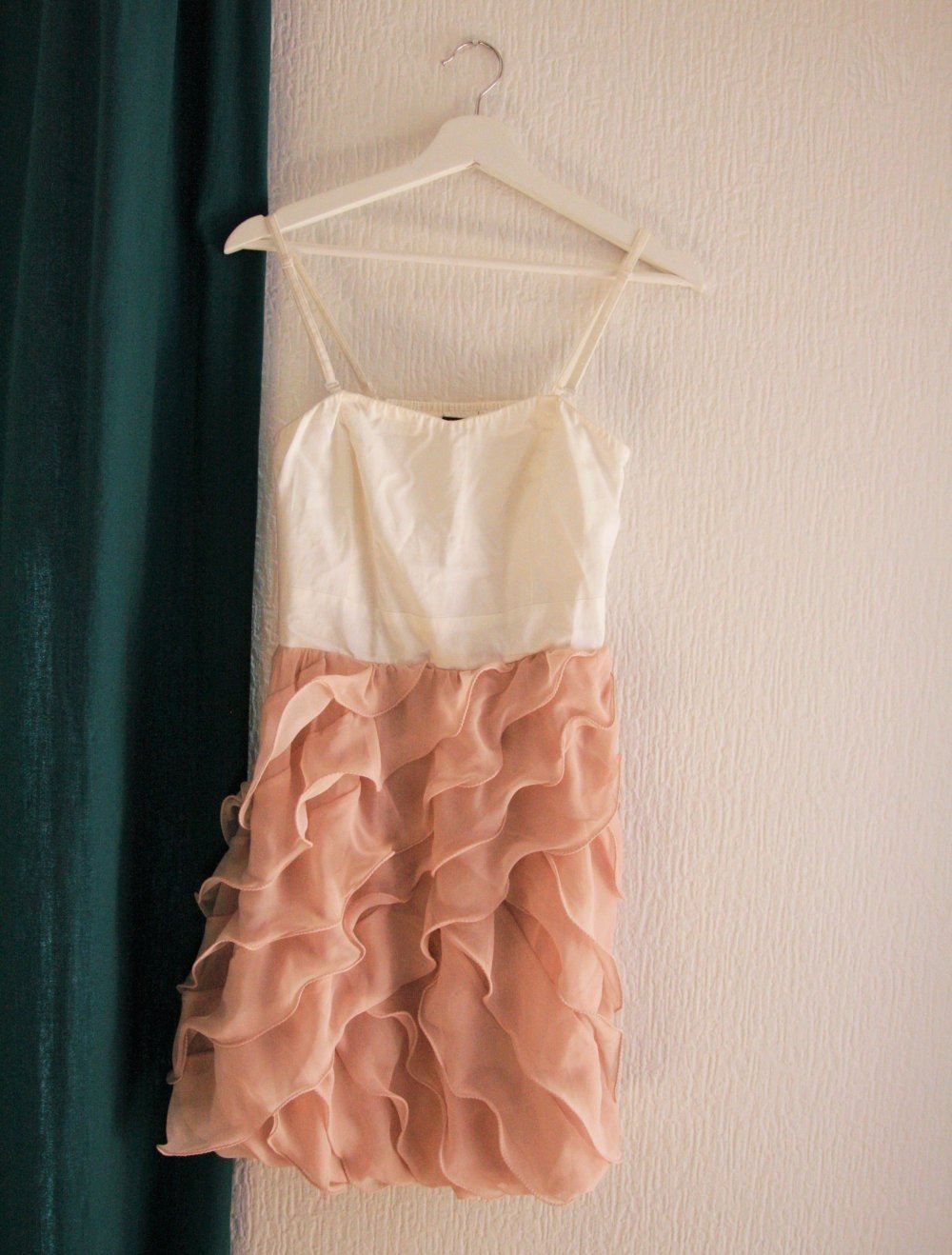 Kleid mit Herzausschnitt und Volantrock