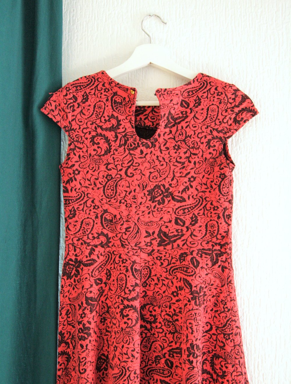 Ausgestelltes Minikleid mit Paisleymuster