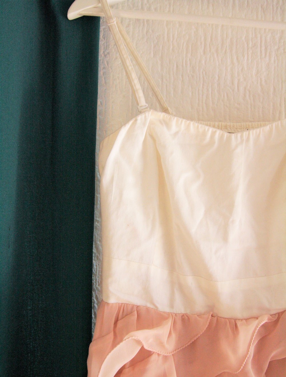 Kleid mit Herzausschnitt und Volantrock