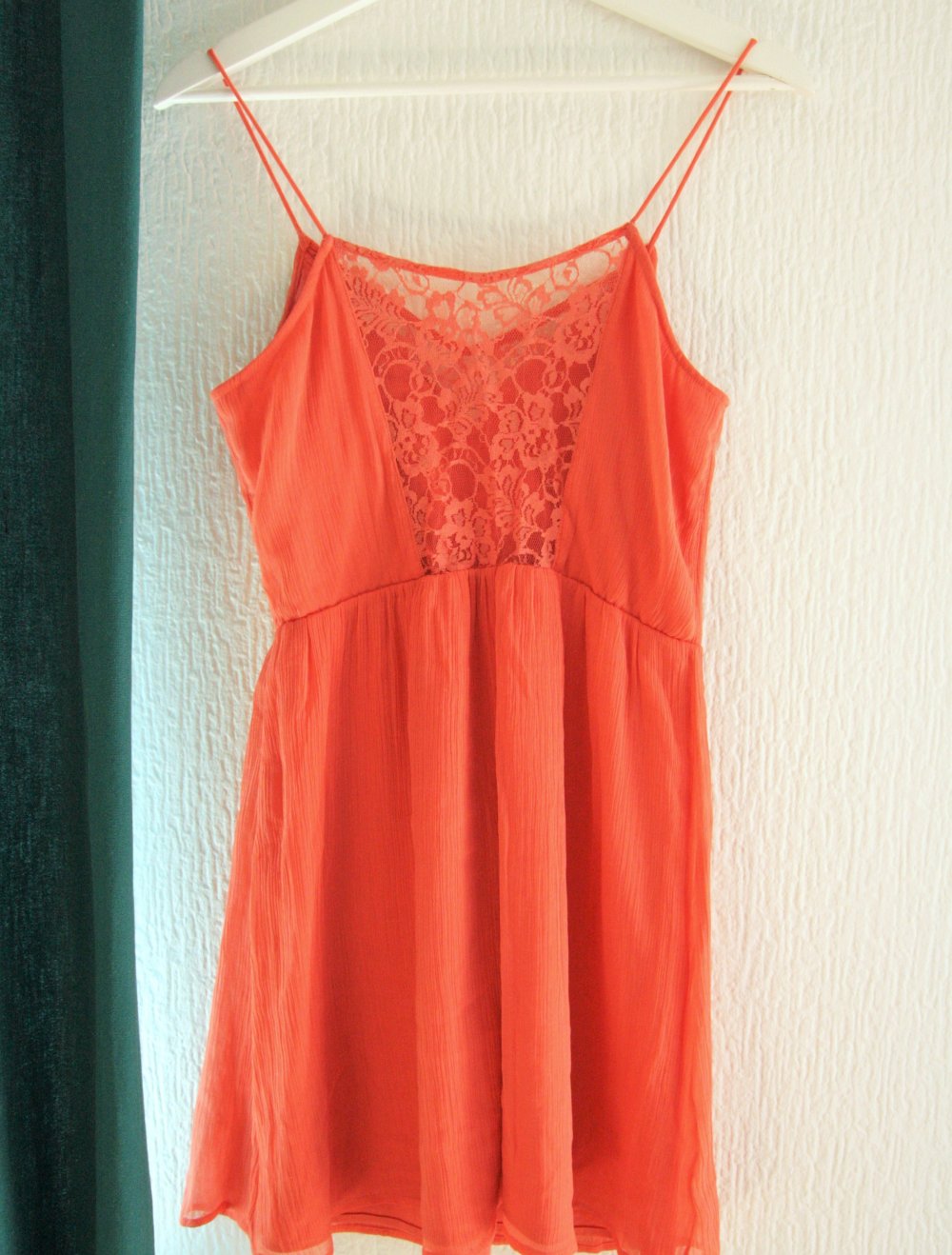 Plissiertes Kleid mit Spitze Gr S