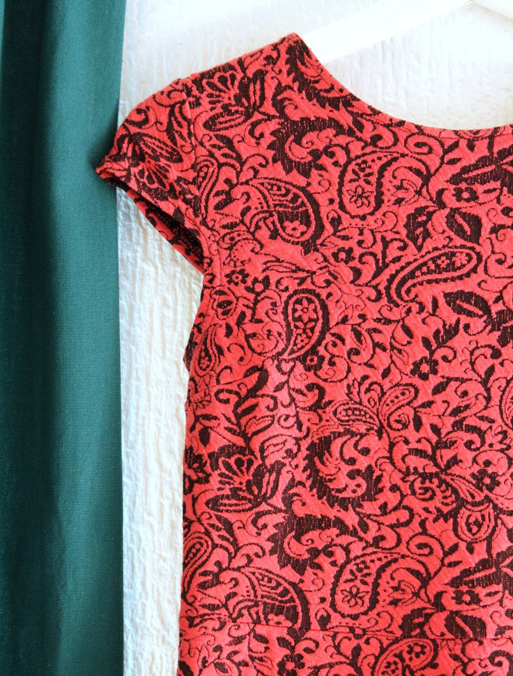 Ausgestelltes Minikleid mit Paisleymuster