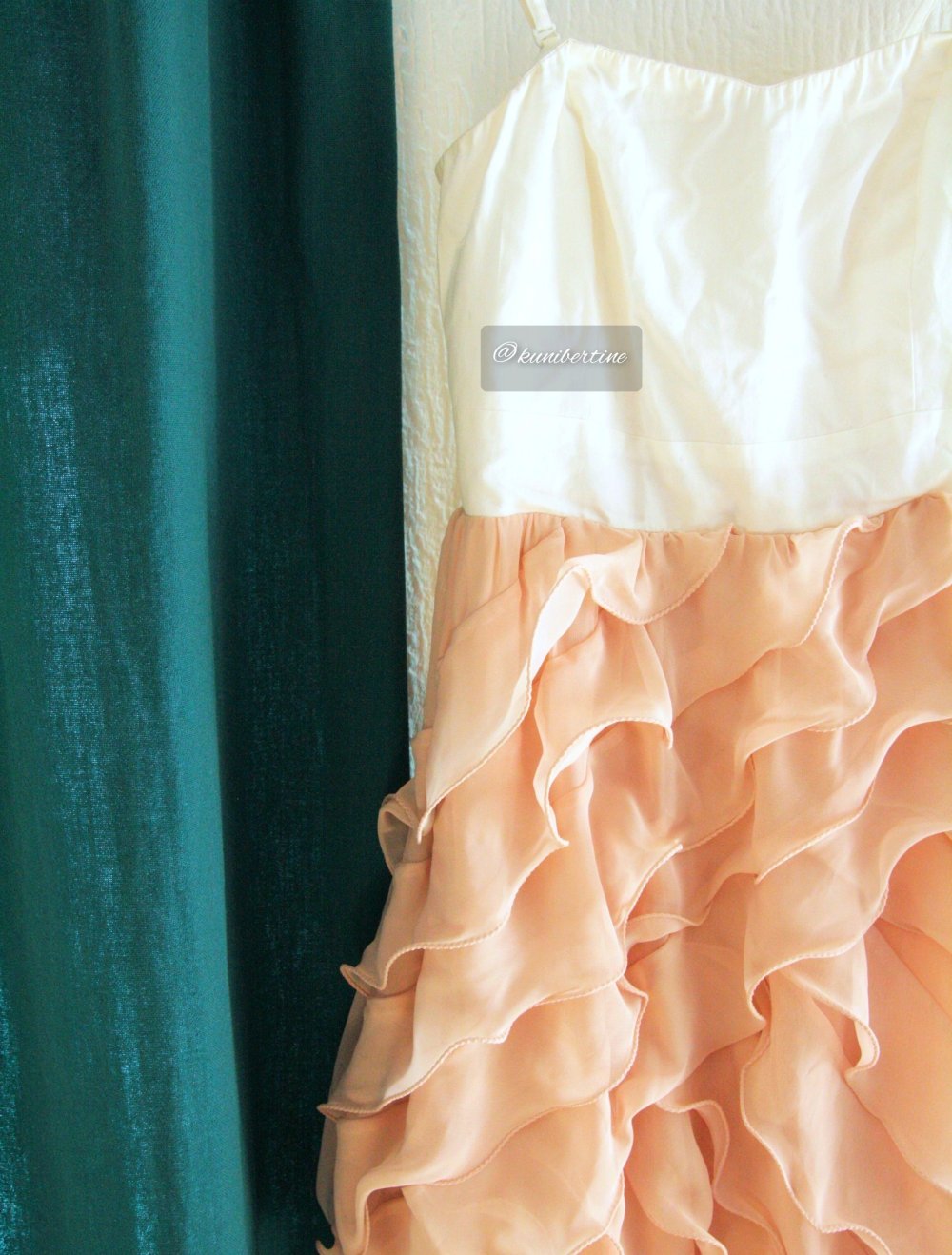 Kleid mit Herzausschnitt und Volantrock