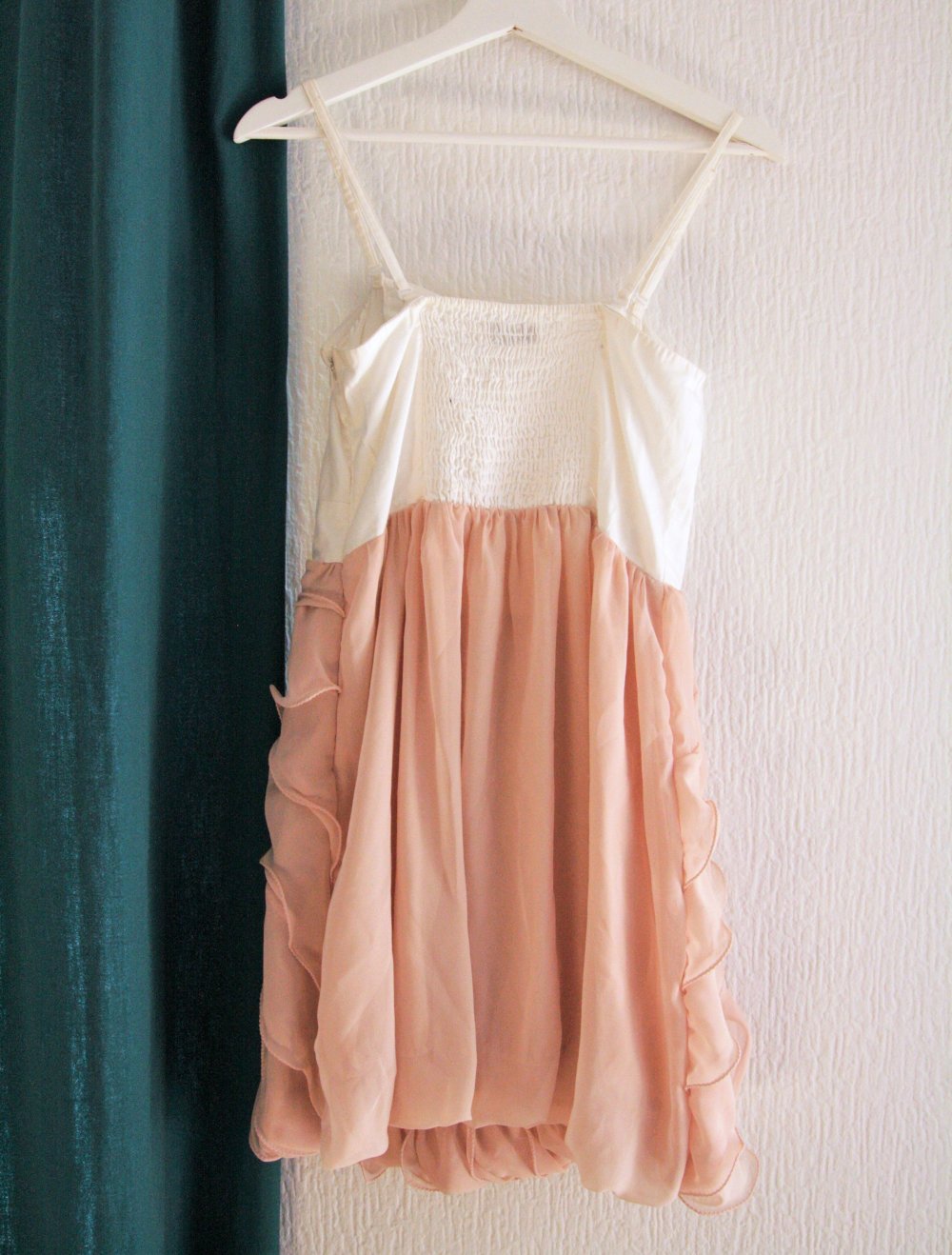 Kleid mit Herzausschnitt und Volantrock