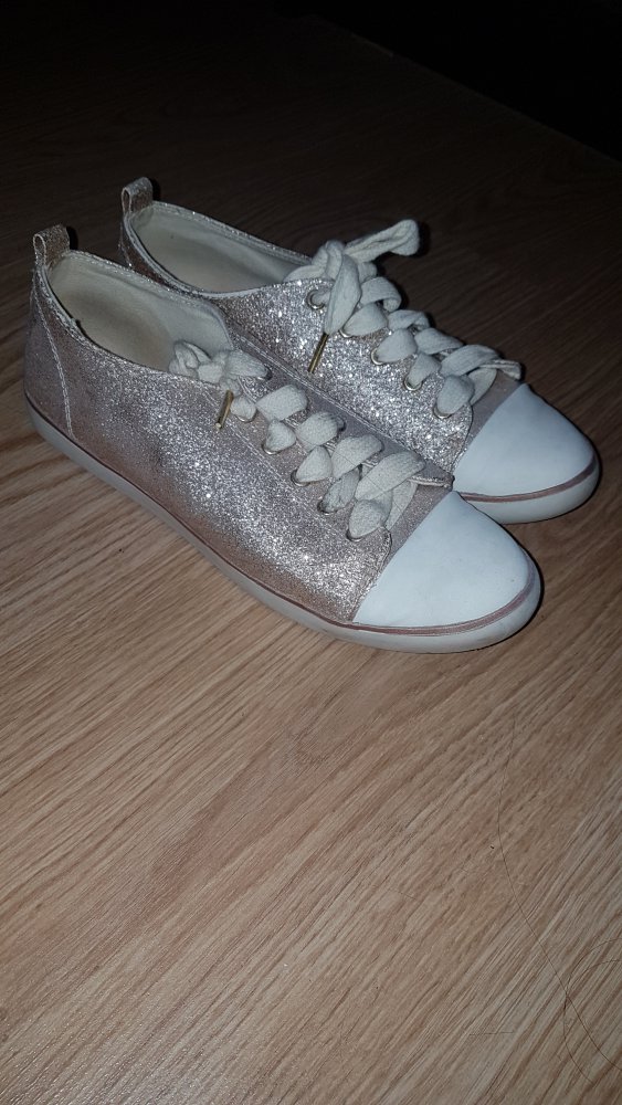 Goldene Glitzer-Sneaker 