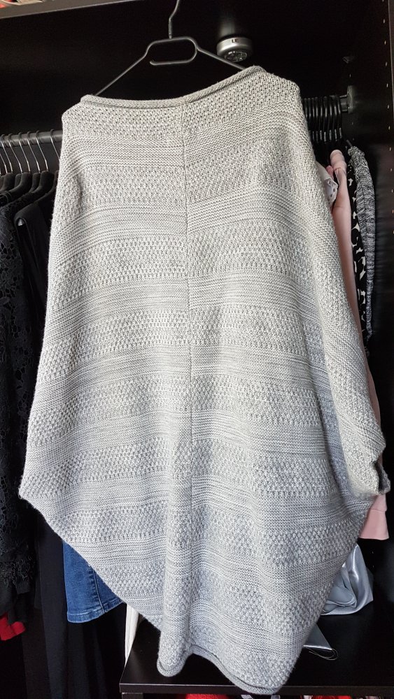 Grauer Poncho/Cape 