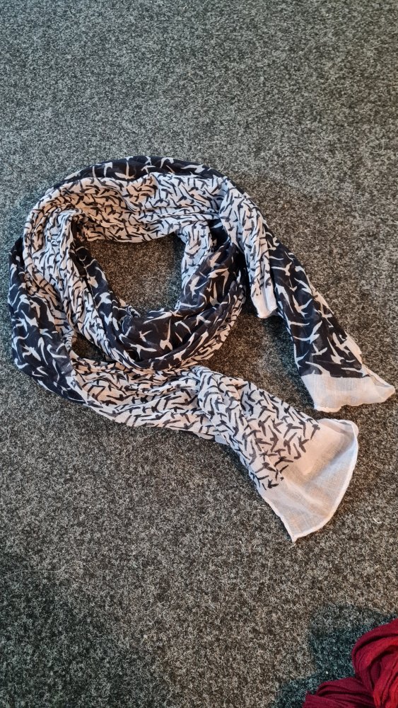 Blaues Tuch mit Vogelmuster